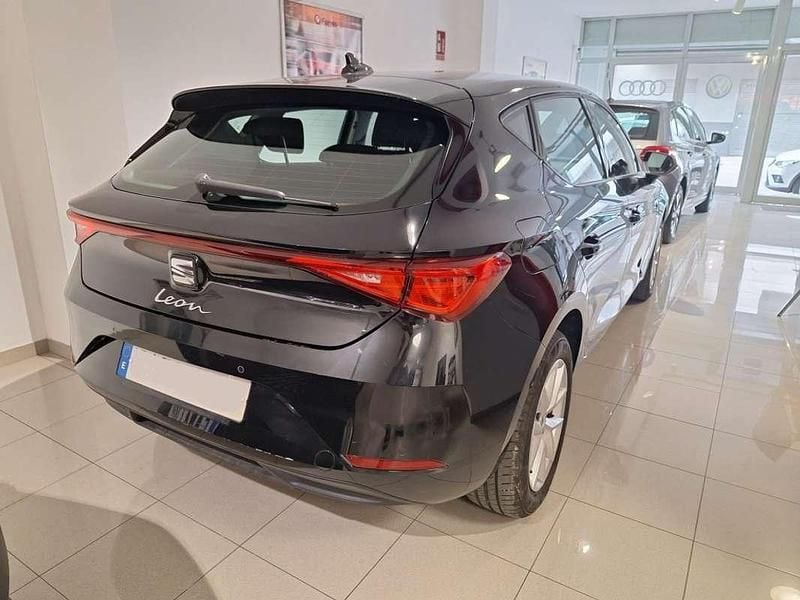 Usado Seat Leon Style 110 CV (80 kW) 2024 Negro Utilitario
