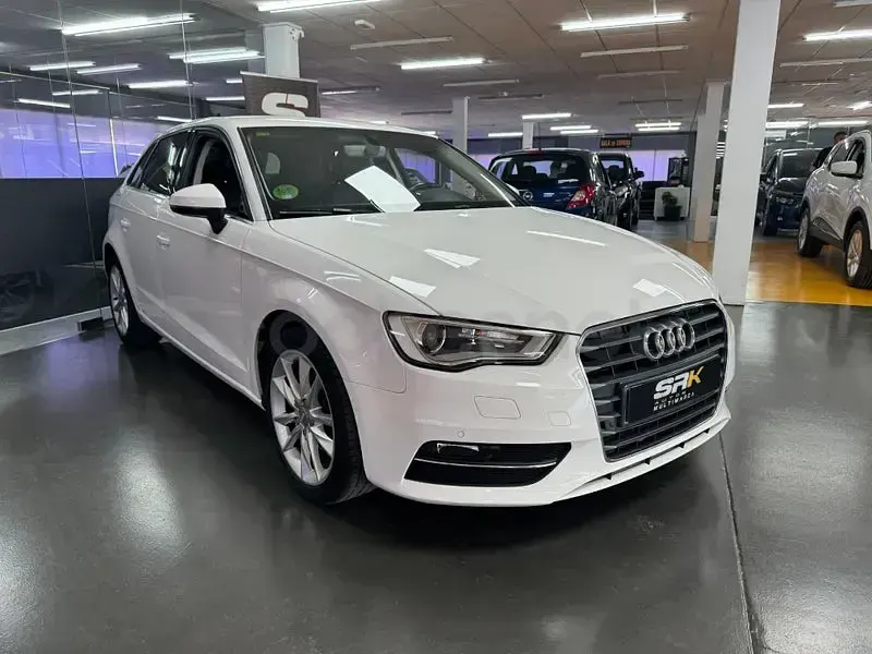 Usado Audi A3 Attraction 110 CV (80 kW) 2015 Blanco Berlina