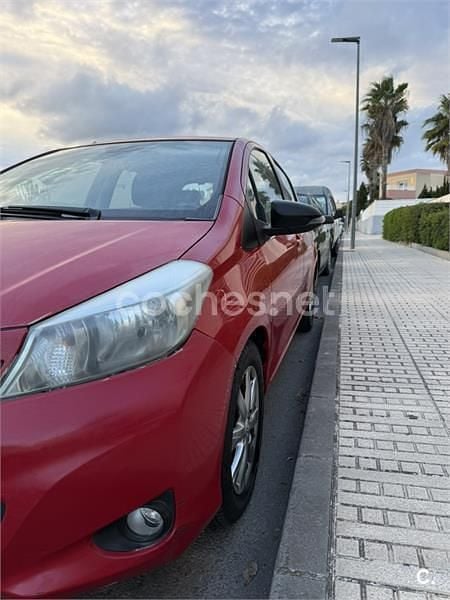 Rojo Usado 2012 Toyota Yaris Active Berlina | 5599 € (Buen precio) - Imagen 1/4