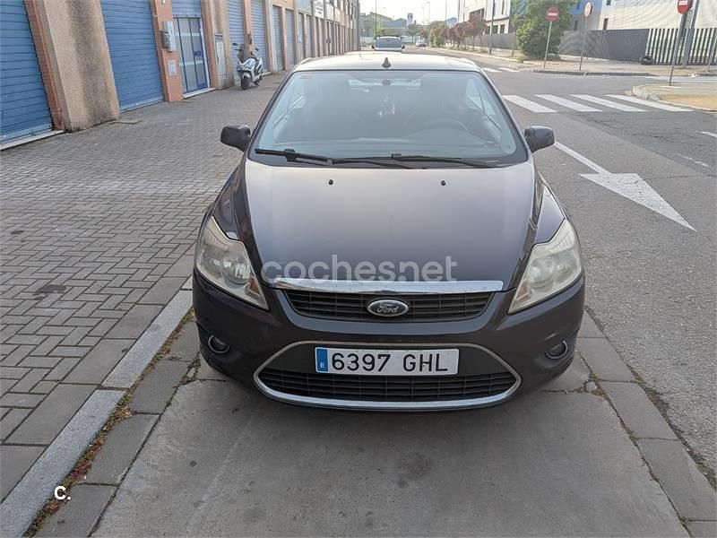 Usado Ford Focus Cabriolet Trend 100 CV (73 kW) 2008 Violeta / lila Descapotable