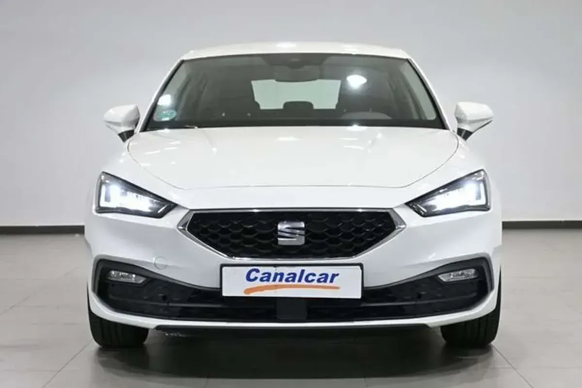 Usado Seat Leon Style 110 CV (80 kW) 2022 Blanco Monovolumen