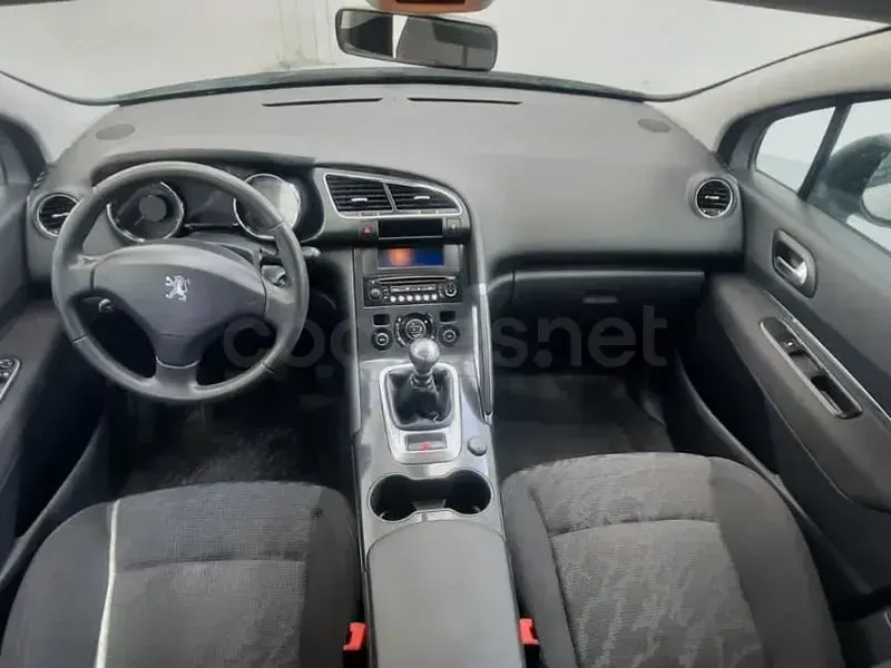 Usado Peugeot 3008 Access 112 CV (82 kW) 2011 Gris / plata Familiar