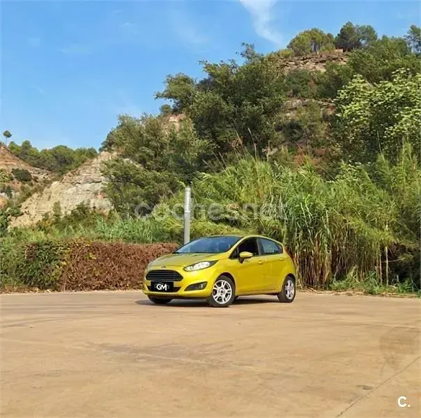 Usado Ford Fiesta Trend 82 CV (60 kW) 2014 Amarillo Utilitario