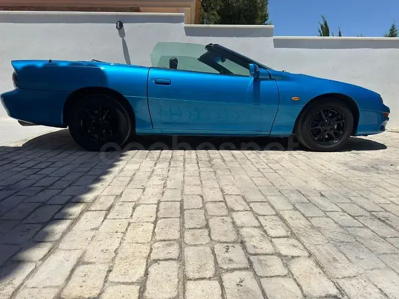 Usado Chevrolet Camaro 193 CV (141 kW) 2000 Azul Descapotable