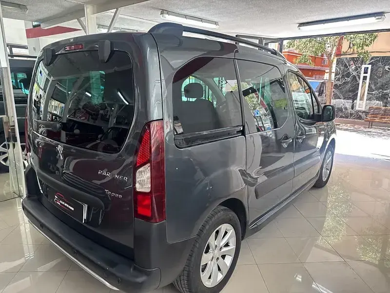 Usado Peugeot Partner Tepee Active 120 CV (88 kW) 2016 Gris / plata Monovolumen