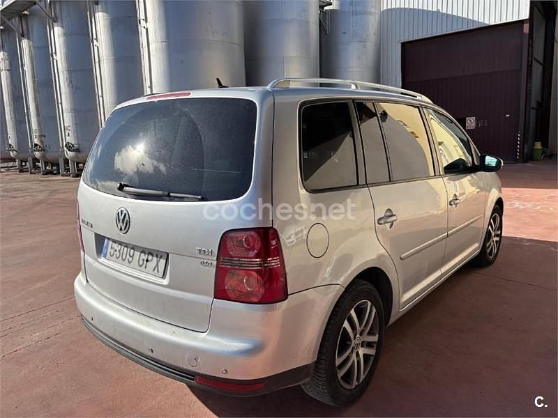Usado VW Touran Advance 105 CV (77 kW) 2009 Gris / plata Monovolumen