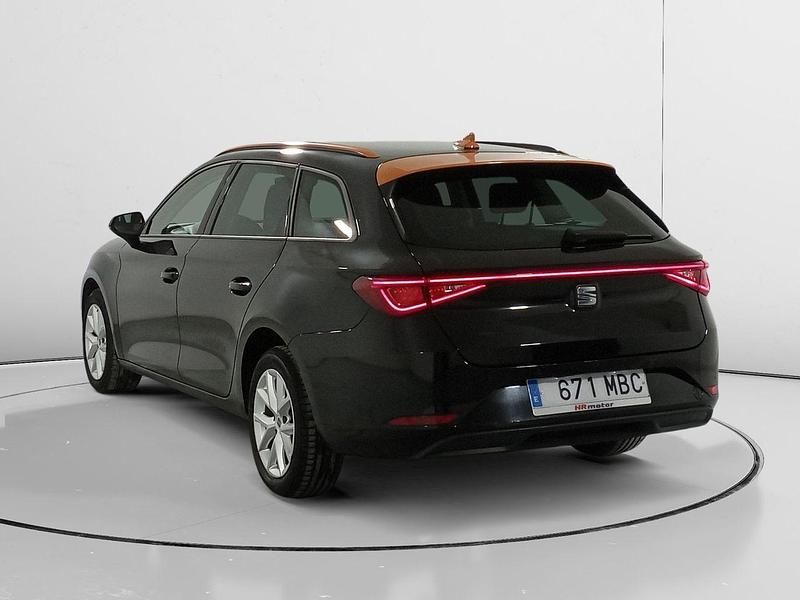 Usado Seat Leon Style 116 CV (85 kW) 2022 Negro Familiar