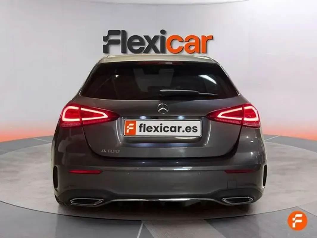 Usado Mercedes A180 136 CV (100 kW) 2019 Gris Utilitario