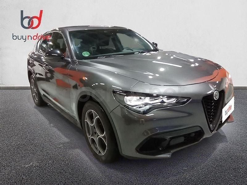 Usado Alfa Romeo Stelvio Sprint 160 CV (117 kW) 2021 Gris / plata SUV