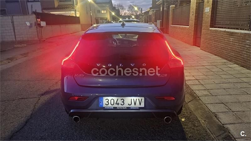 Usado Volvo V40 R-Design Momentum 120 CV (88 kW) 2016 Azul Berlina