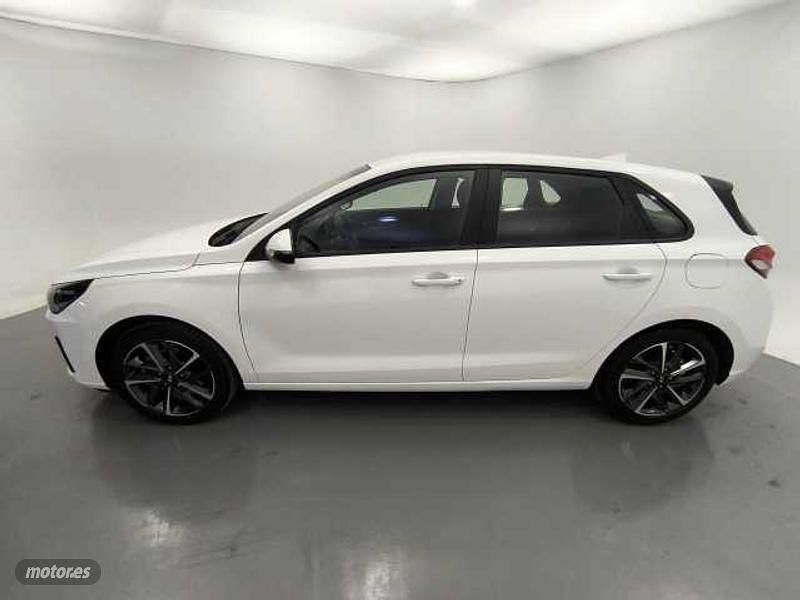 Usado Hyundai i30 109 CV (80 kW) 2024 Atlas white Berlina
