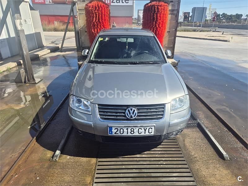 Usado VW Passat Highline 130 CV (95 kW) 2004 Gris / plata Berlina
