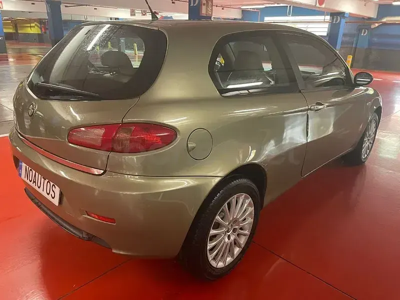 Usado Alfa Romeo 147 Distinctive 105 CV (77 kW) 2005 Beige Utilitario