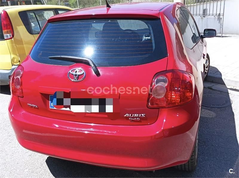 Usado Toyota Auris Luna 90 CV (66 kW) 2007 Rojo Utilitario