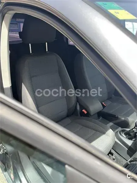 Usado VW Touran Trendline 136 CV (100 kW) 2005 Gris / plata Monovolumen