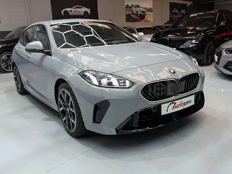 Usado BMW 118 Comfort Edition 150 CV (110 kW) 2025 Gris / plata Utilitario