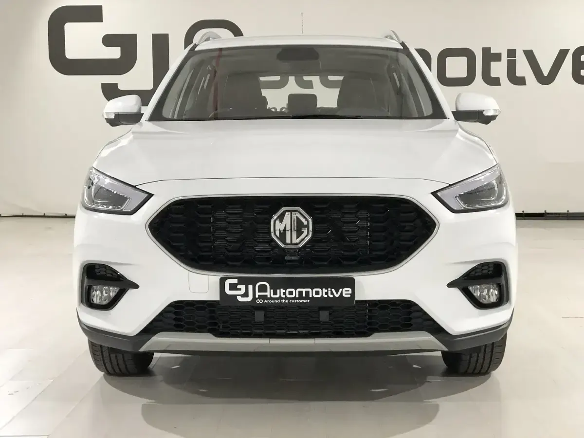 Käytetty MG ZS Luxury 111 HP (81 kW) 2023 Valkoinen Sedan