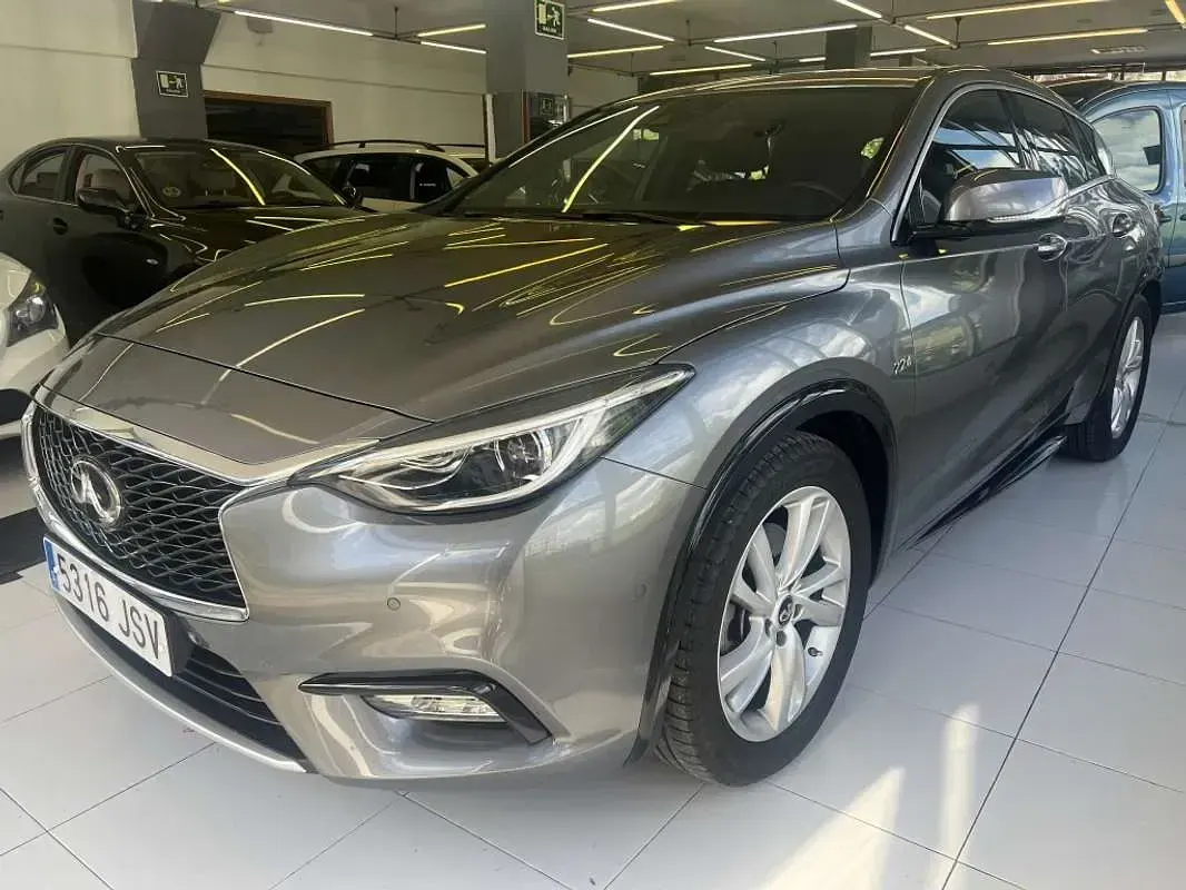 Usado Infiniti Q30 Premium 170 CV (125 kW) 2016 Gris Utilitario