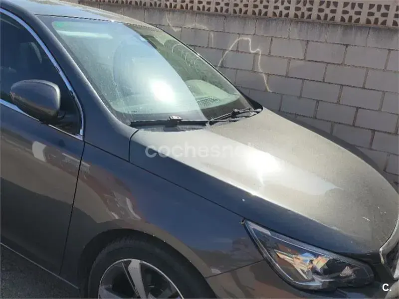 Usado Peugeot 308 Allure 99 CV (72 kW) 2018 Gris / plata Berlina