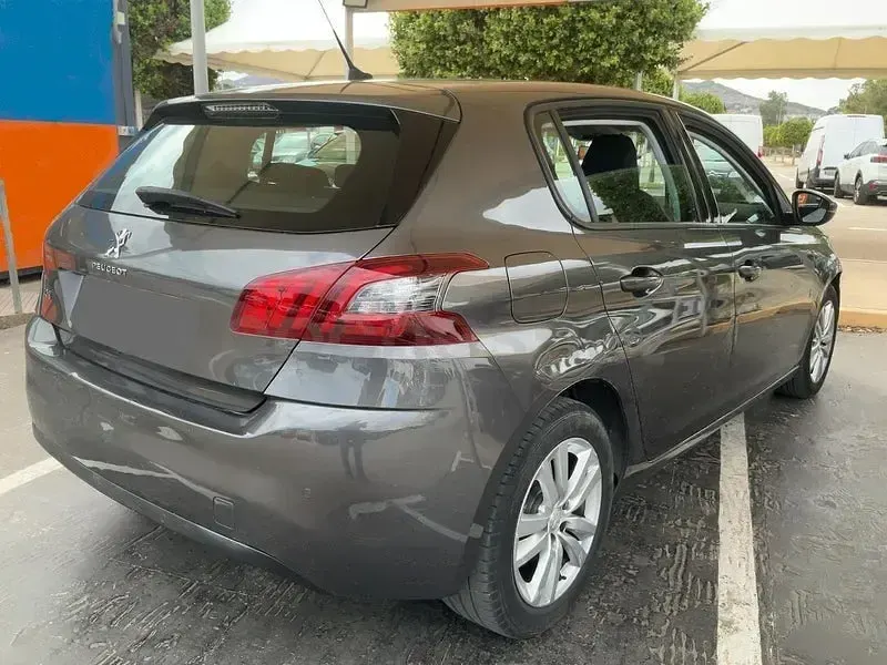 Usado Peugeot 308 Access 100 CV (73 kW) 2017 Gris / plata Berlina