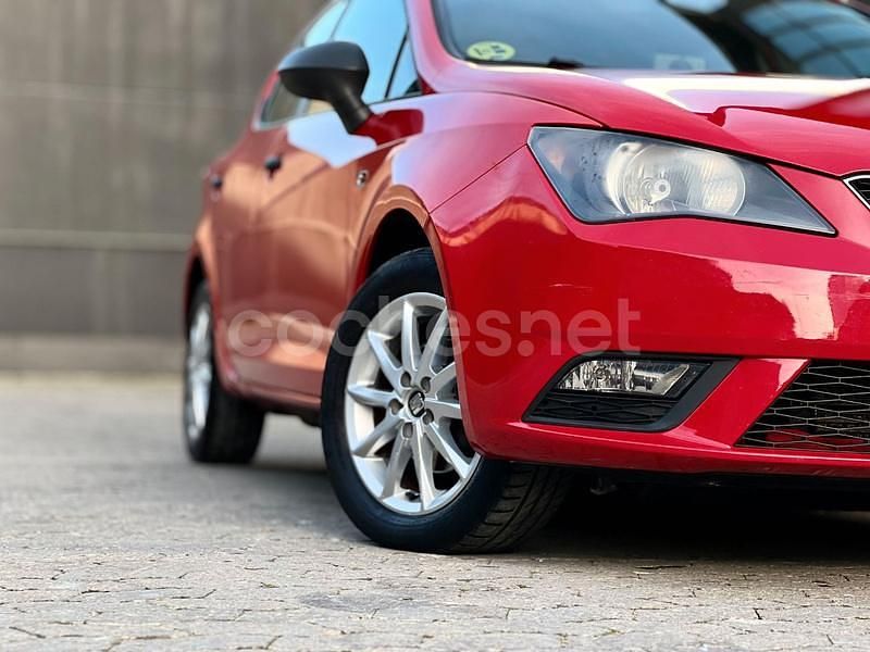 Usado Seat Ibiza Reference 90 CV (66 kW) 2014 Rojo Berlina