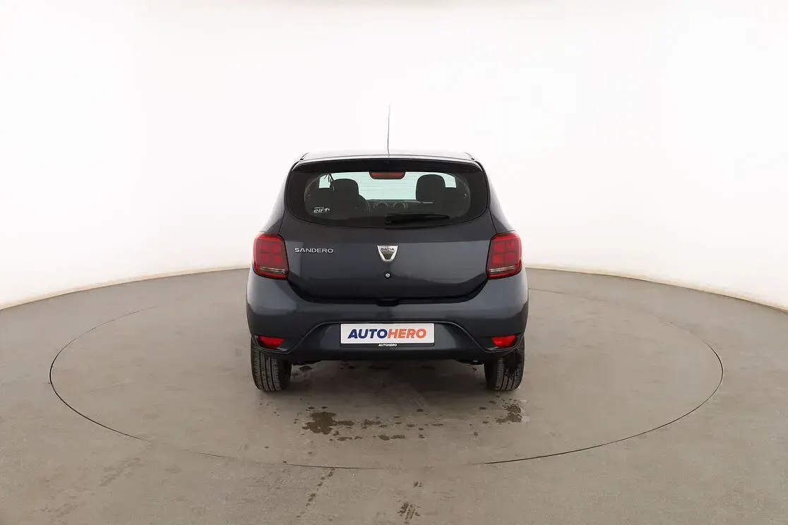 Usado Dacia Sandero Essentiel 73 CV (53 kW) 2019 Gris Berlina