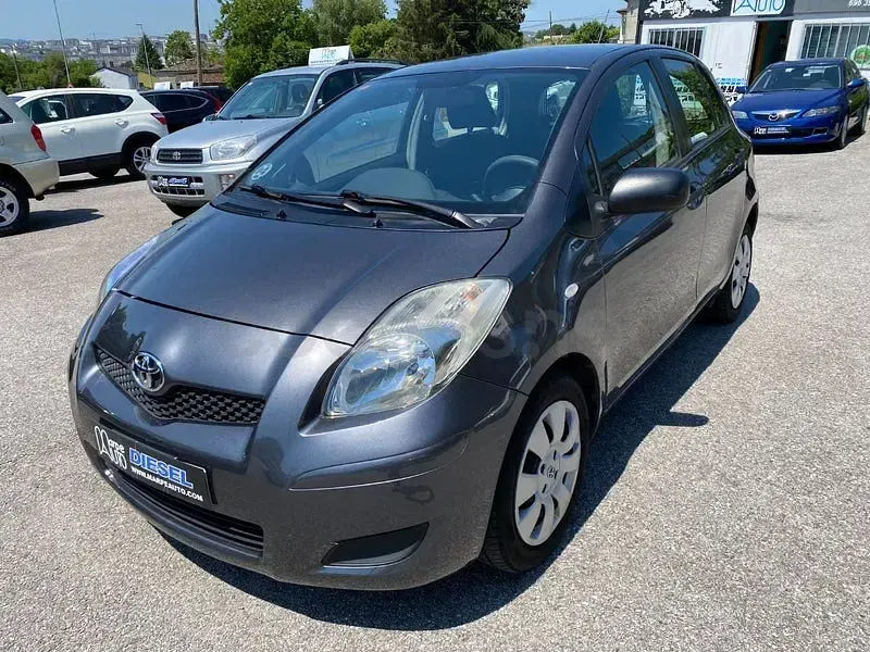 Usado Toyota Yaris Connect Style 90 CV (66 kW) 2011 Gris / plata Utilitario