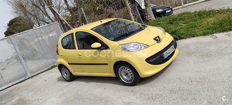 Usado Peugeot 107 68 CV (50 kW) 2006 Amarillo Utilitario