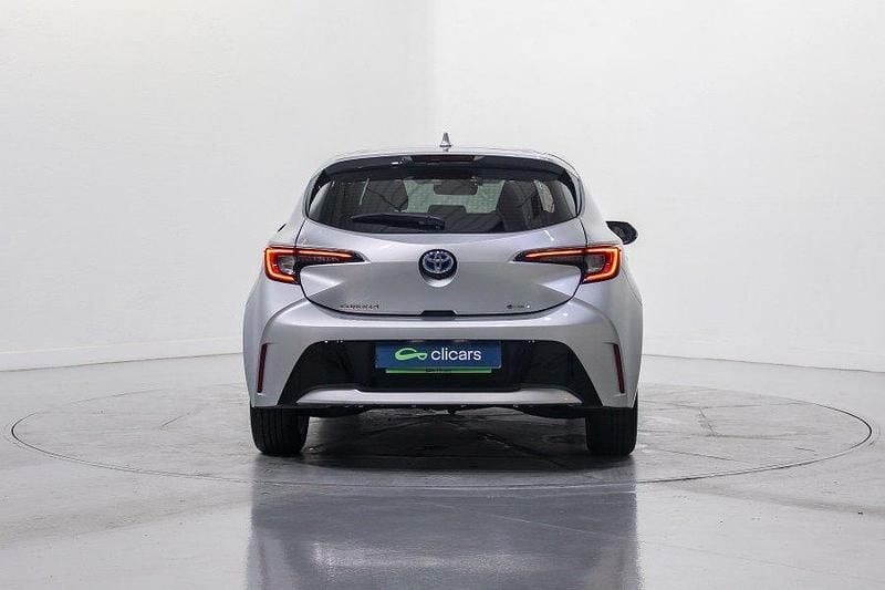 Usado Toyota Corolla Active 140 CV (102 kW) 2025 Gris / plata Berlina