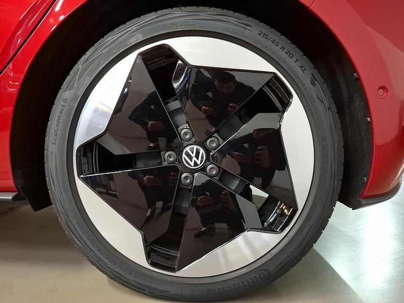 Usado VW ID.3 Pro 150 kW (204 CV) 2025 Rojo intenso metalizado con techo negro Utilitario
