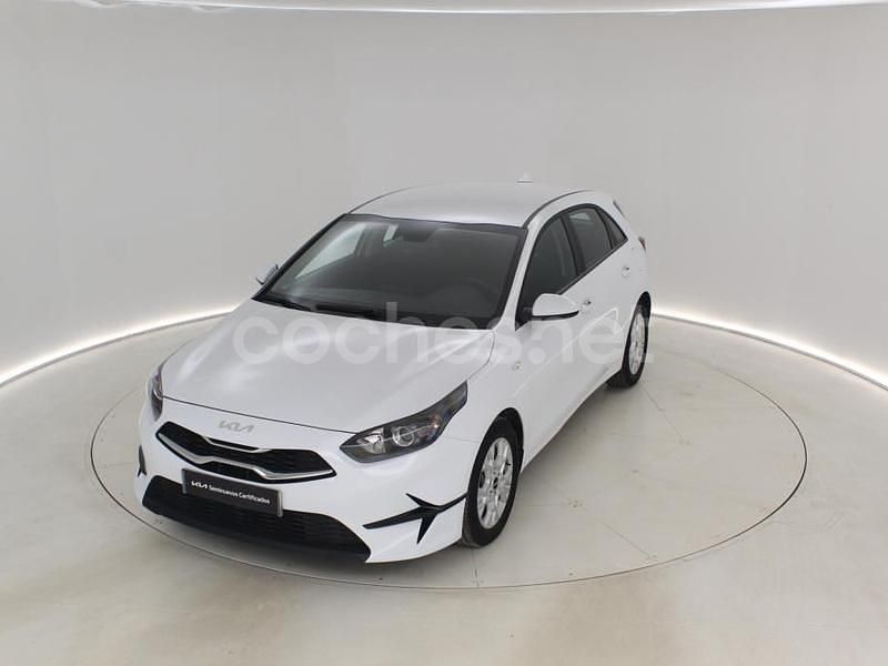 Blanco Usado 2025 Kia Ceed Berlina | 18.990 € (Buen precio) - Imagen 1/4