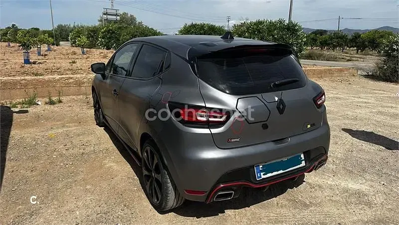 Usado Renault Clio IV Dynamique 90 CV (66 kW) 2013 Gris / plata Berlina