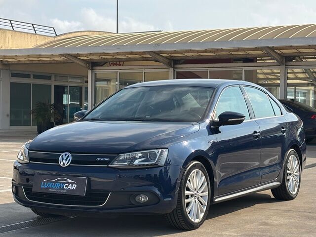Azul Usado 2013 VW Jetta Hybrid Sportline Berlina | 9990 € - Imagen 1/4