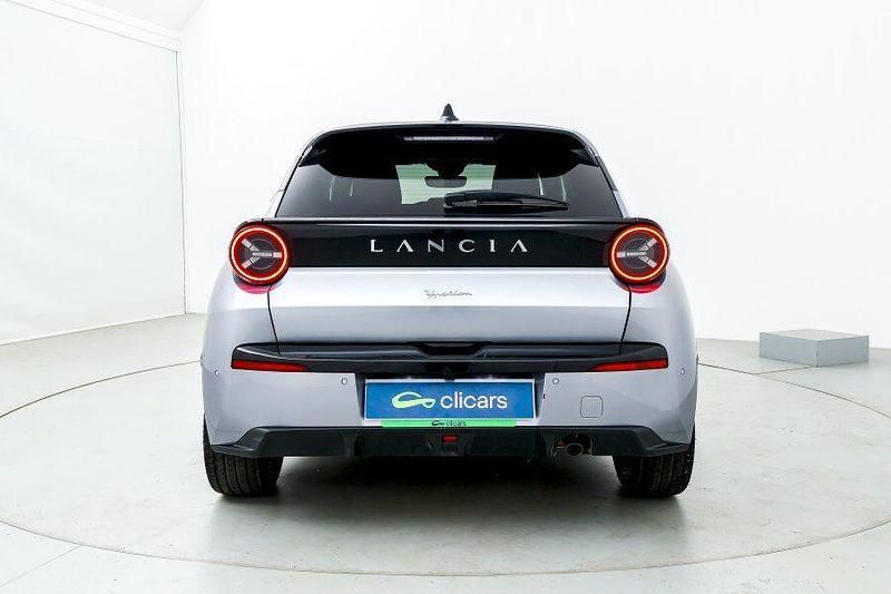 Usado Lancia Ypsilon 110 CV (80 kW) 2025 Gris / plata Utilitario