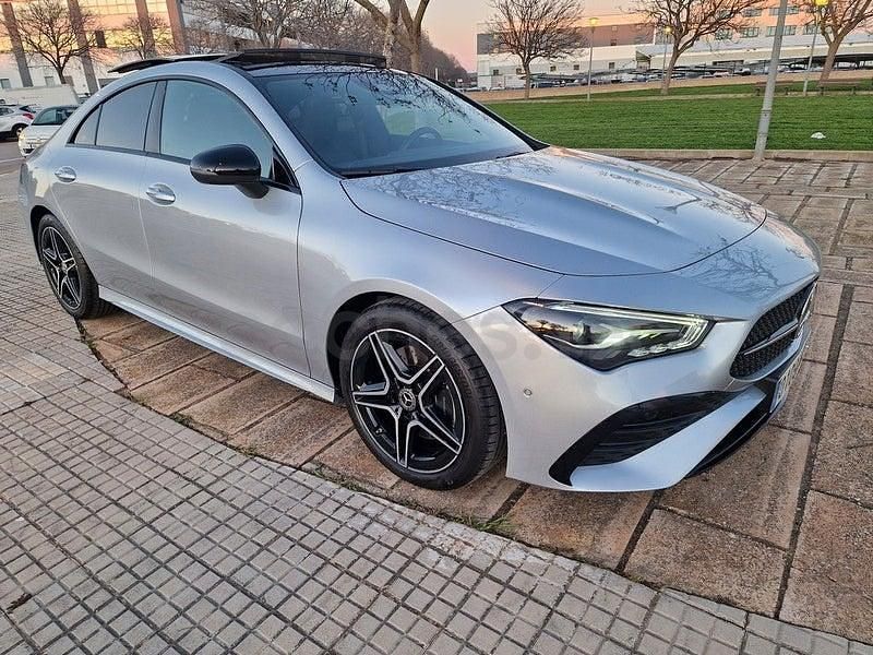 Usado Mercedes CLA200 163 CV (119 kW) 2025 Gris / plata Berlina