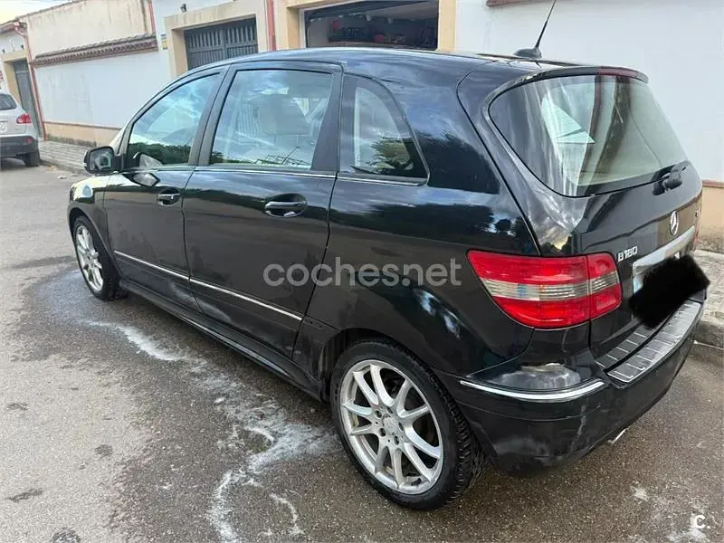 Usado Mercedes B180 109 CV (80 kW) 2011 Negro Utilitario