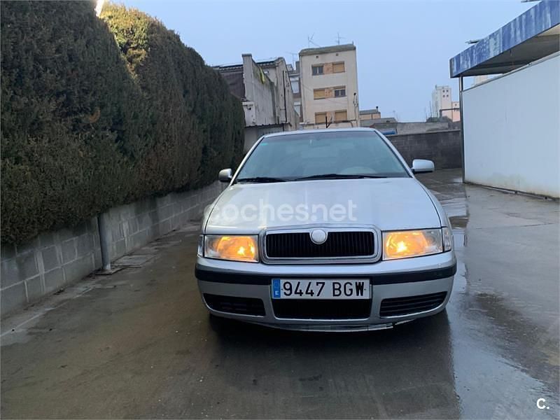 Usado Skoda Octavia Elegance 110 CV (80 kW) 2001 Gris / plata Berlina
