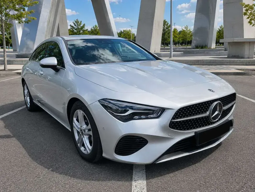 Usado Mercedes CLA180 Shooting Brake 136 CV (100 kW) 2023 Plateado Familiar