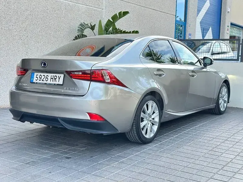 Usado Lexus IS300h 223 CV (164 kW) 2013 Gris / plata Berlina
