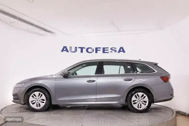Usado Skoda Octavia Ambition 150 CV (110 kW) 2023 Gris Familiar