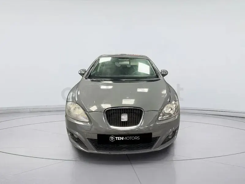 Usado Seat Leon Style 105 CV (77 kW) 2011 Gris / plata Utilitario