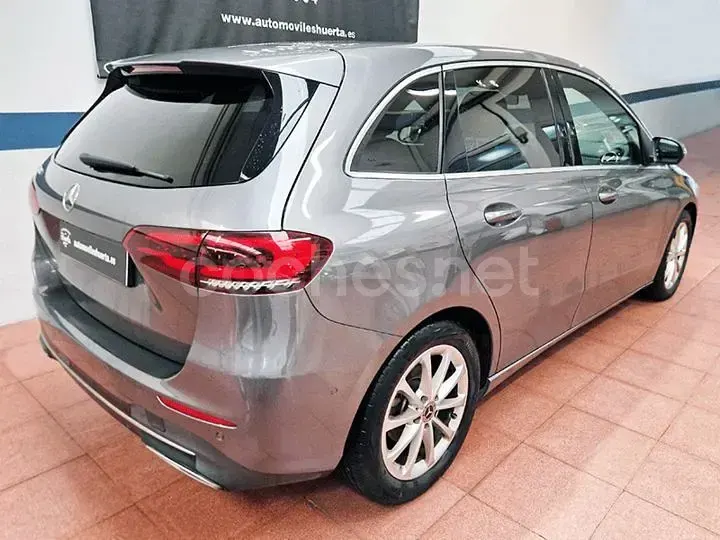 Usado Mercedes B180 116 CV (85 kW) 2020 Gris / plata Utilitario