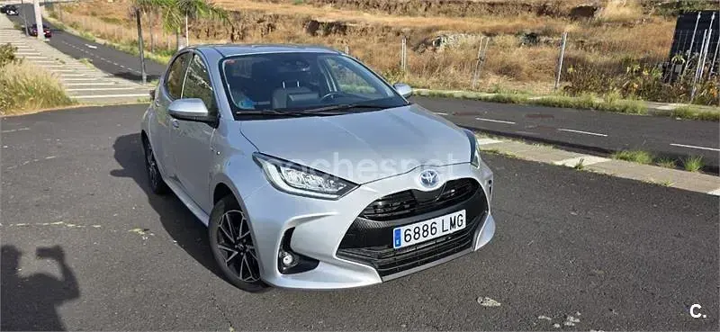 Usado Toyota Yaris Hybrid Active 116 CV (85 kW) 2021 Gris / plata Berlina