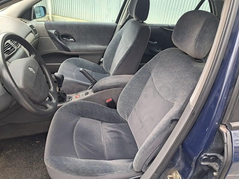 Usado Renault Laguna II Authentique 110 CV (80 kW) 2002 Azul Berlina