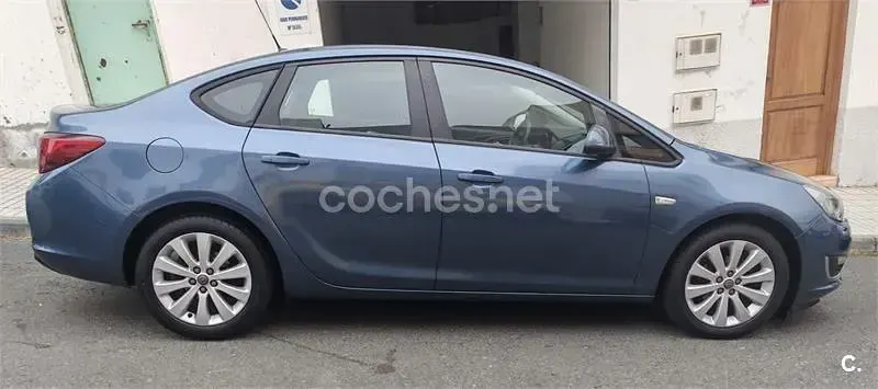 Usado Opel Astra Excellence 140 CV (102 kW) 2013 Azul Berlina
