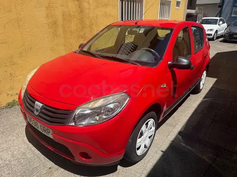 Usado Dacia Sandero Ambiance 75 CV (55 kW) 2008 Rojo Utilitario