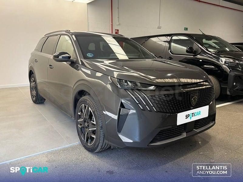 Usado Peugeot 5008 Allure 136 CV (100 kW) 2025 Gris / plata SUV