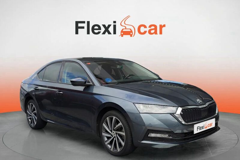 Gris Usado 2021 Skoda Octavia Ambition Berlina | 19.490 € (Buen precio) - Imagen 1/4