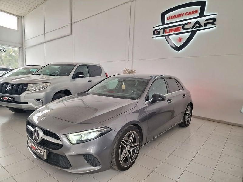 Usado Mercedes A180 109 CV (80 kW) 2018 Gris / plata Berlina