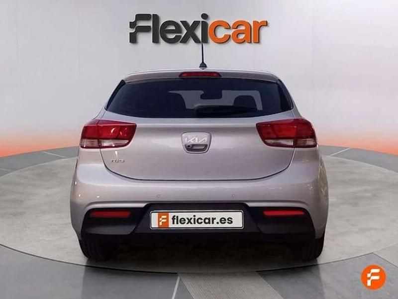 Usado Kia Rio 84 CV (61 kW) 2021 Gris Utilitario
